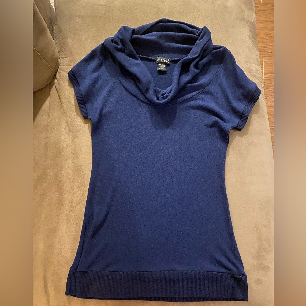 Navy blue scoop neck short sleeve sweater. Size medium. Wet Seal.